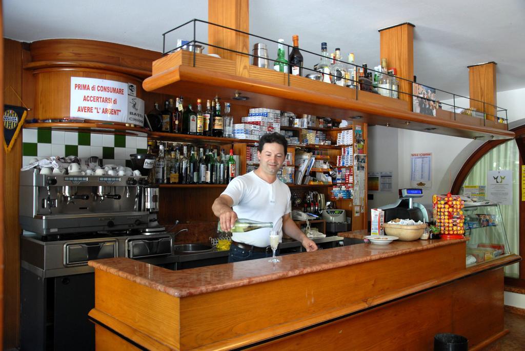 Albergo Al Platano คาปริโน เวโรเนเซ ภายนอก รูปภาพ