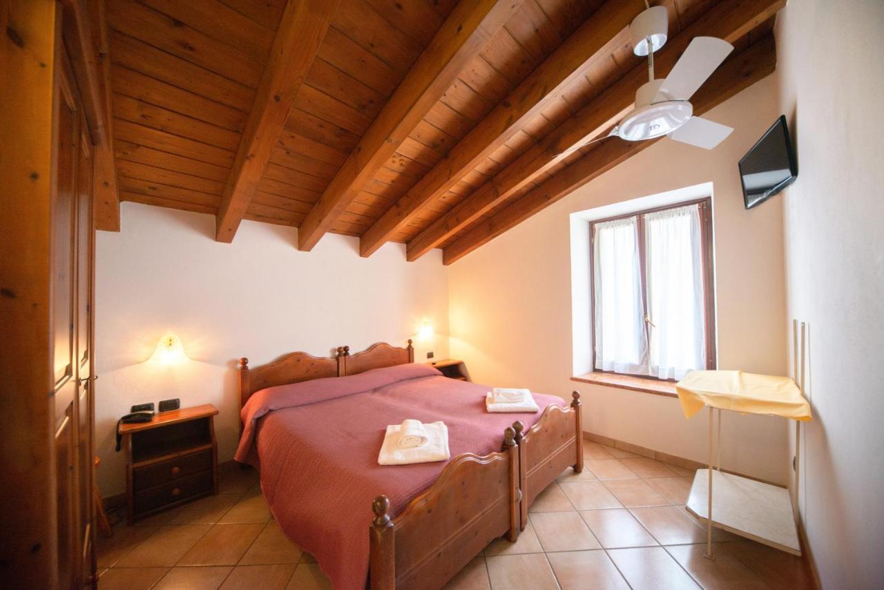 Albergo Al Platano คาปริโน เวโรเนเซ ภายนอก รูปภาพ