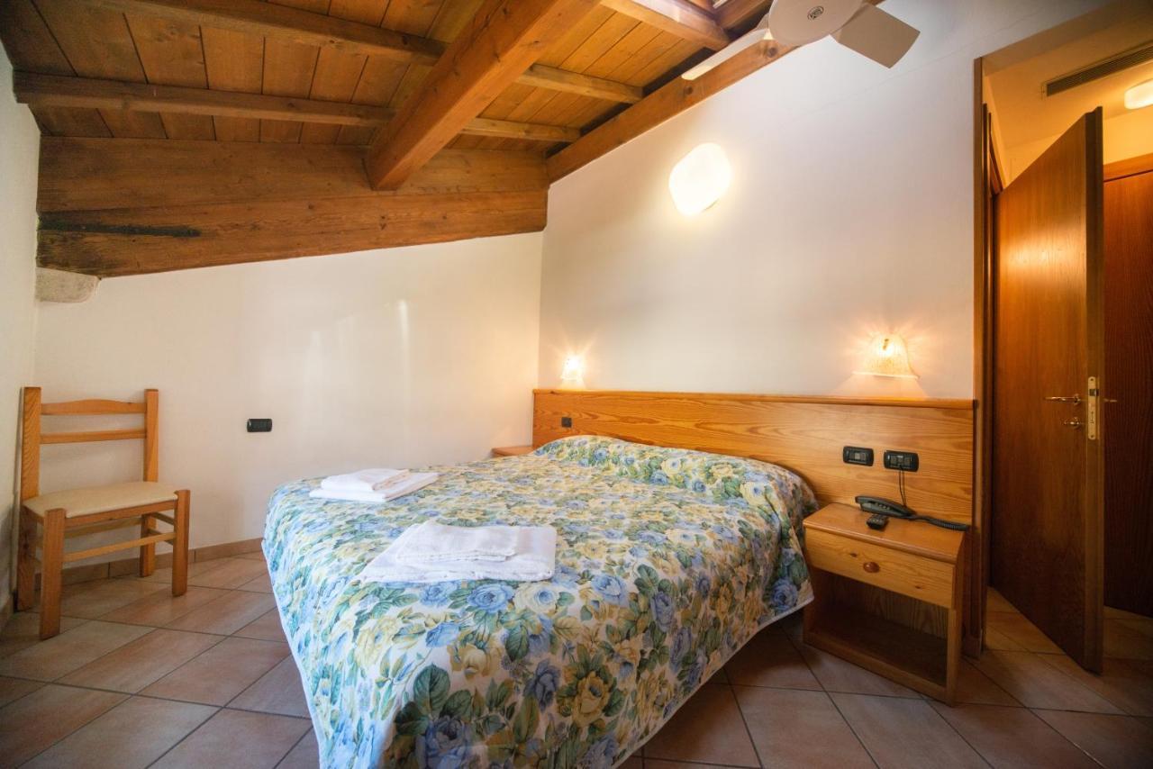 Albergo Al Platano คาปริโน เวโรเนเซ ภายนอก รูปภาพ