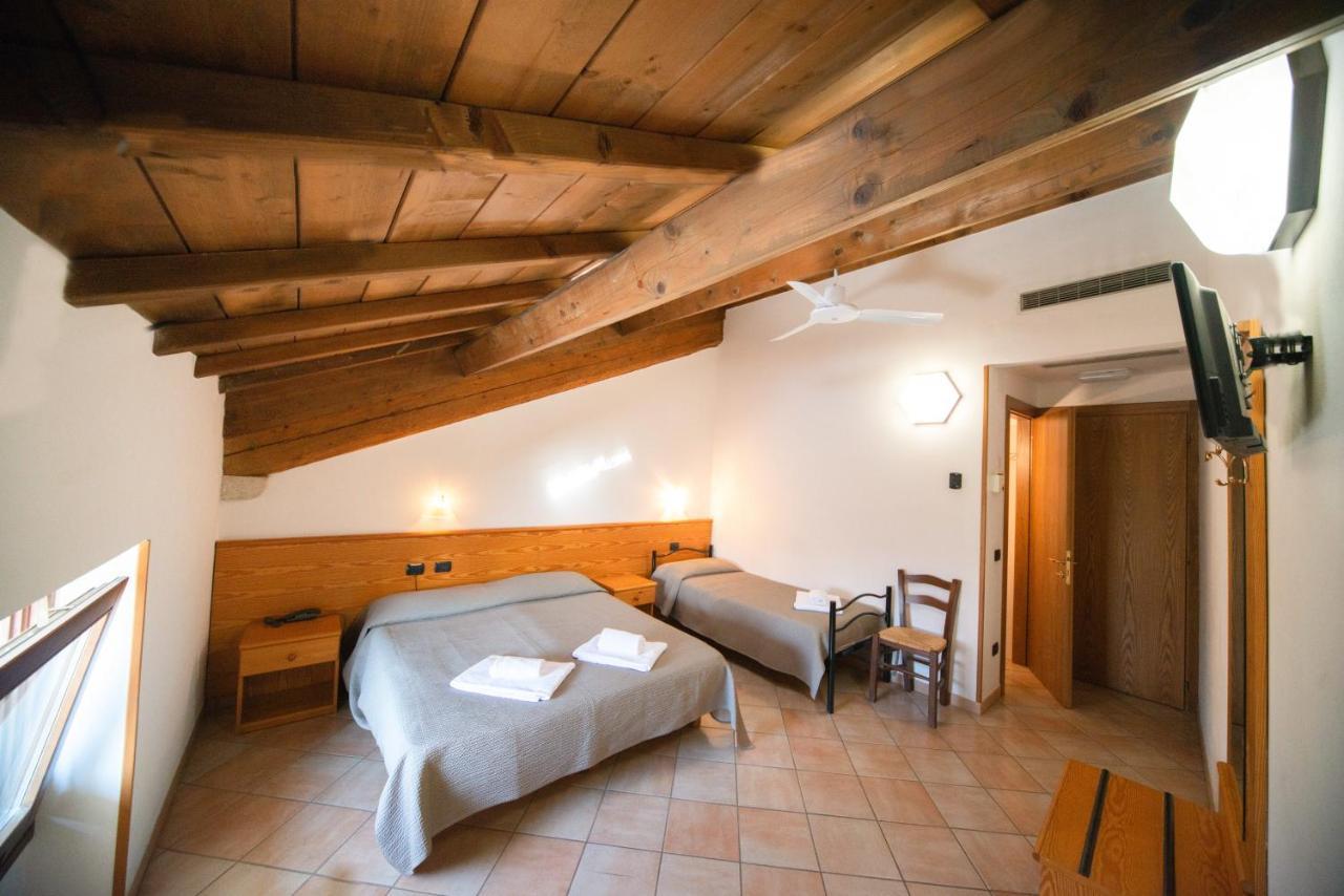 Albergo Al Platano คาปริโน เวโรเนเซ ภายนอก รูปภาพ