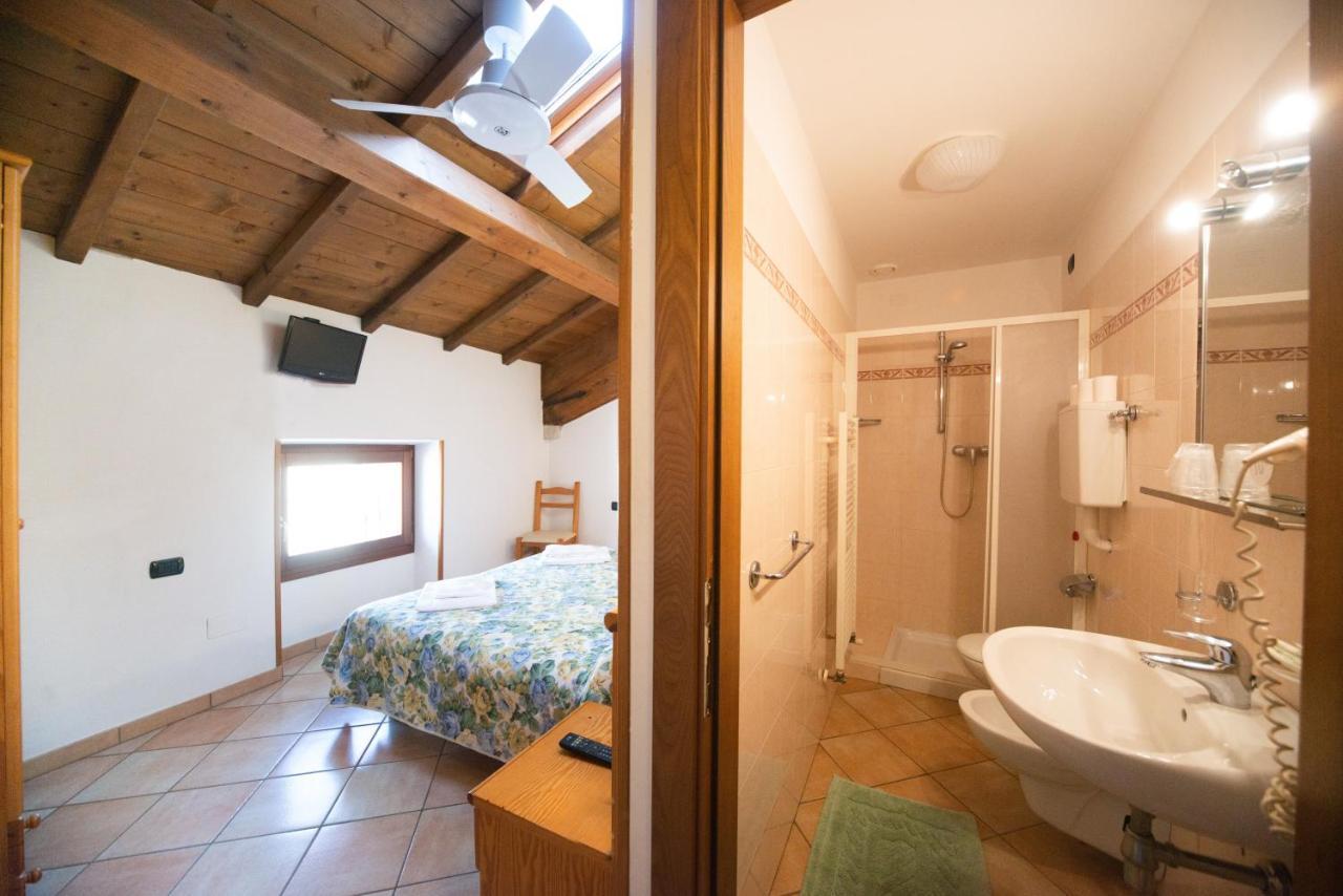 Albergo Al Platano คาปริโน เวโรเนเซ ภายนอก รูปภาพ