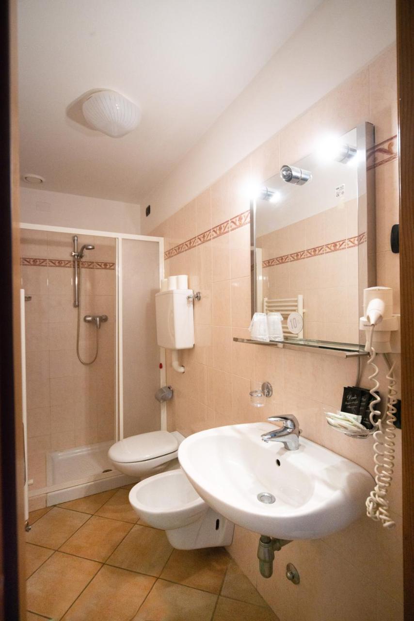 Albergo Al Platano คาปริโน เวโรเนเซ ภายนอก รูปภาพ