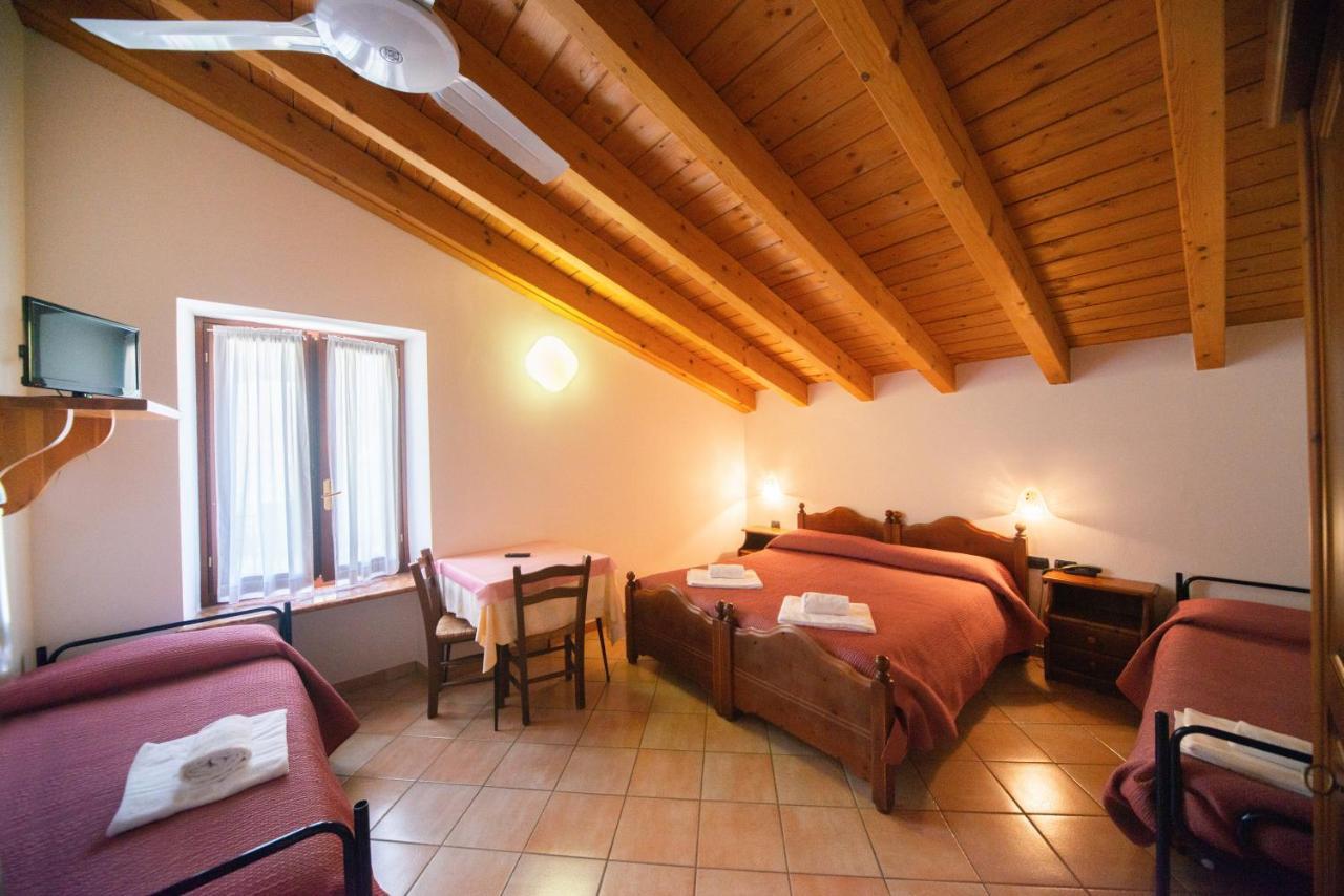 Albergo Al Platano คาปริโน เวโรเนเซ ภายนอก รูปภาพ